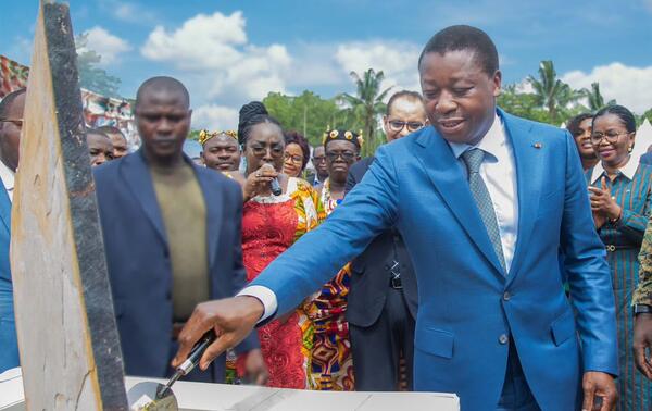 Togo’s president, Faure Gnassingbé laying the cornerstone on June 9 of the future Agricultural Services Center in Kpalimé (Plateaux-Ouest region).