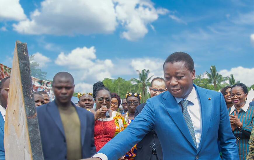 Togo’s president, Faure Gnassingbé laying the cornerstone on June 9 of the future Agricultural Services Center in Kpalimé (Plateaux-Ouest region).